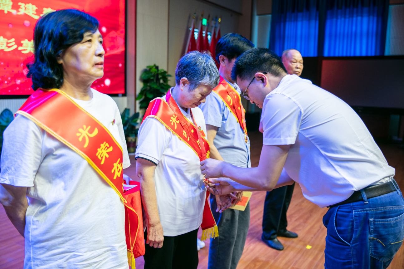 天元区教育系统表彰一批优秀党员3