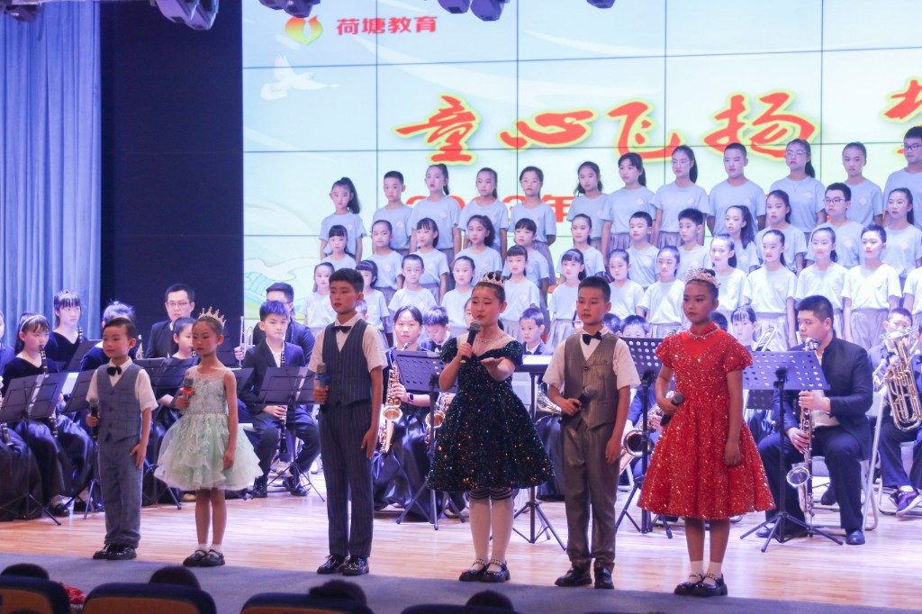 小主持人:(从左往右)阳子骏、谭子璐、罗泽杨、刘依鸣、周昱达、王菡平