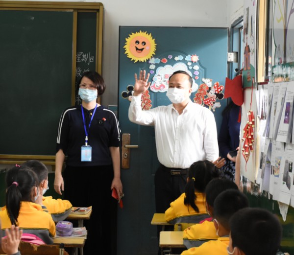 杨晓江区长亲切地与孩子们打招呼.jpg