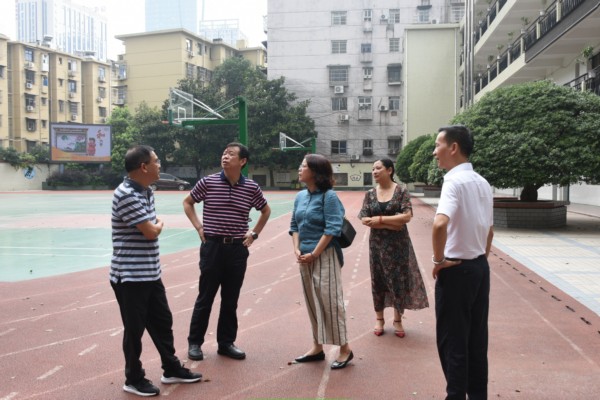 实地检查校园环境.jpg